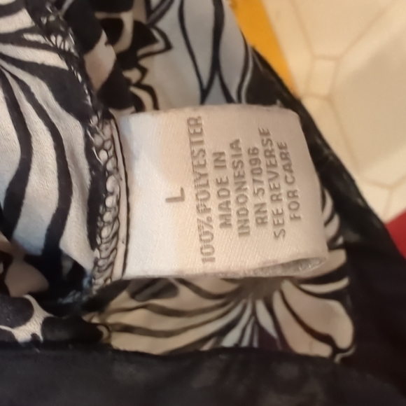 Dress Barn '3D' print top B&W Size L - Picture 3 of 4